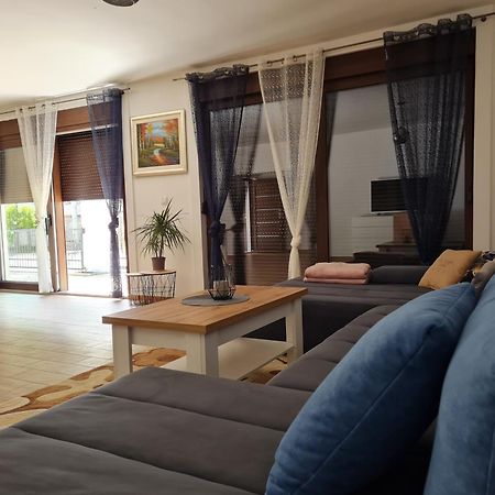 Old Town Road Apartment คาร์โลวัตส์ ภายนอก รูปภาพ